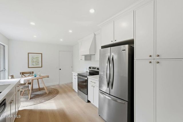 1208 Village 1, Camarillo, CA 93012