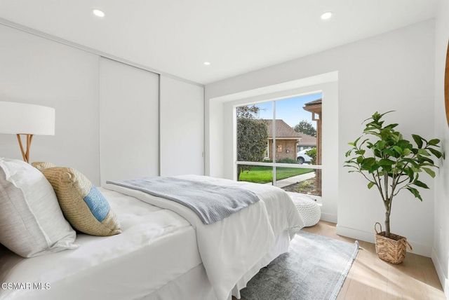 1208 Village 1, Camarillo, CA 93012