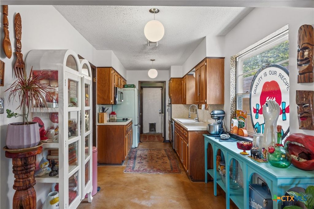 Image 19 of property listing at 3304 Whitepine Drive, Austin, TX 78757