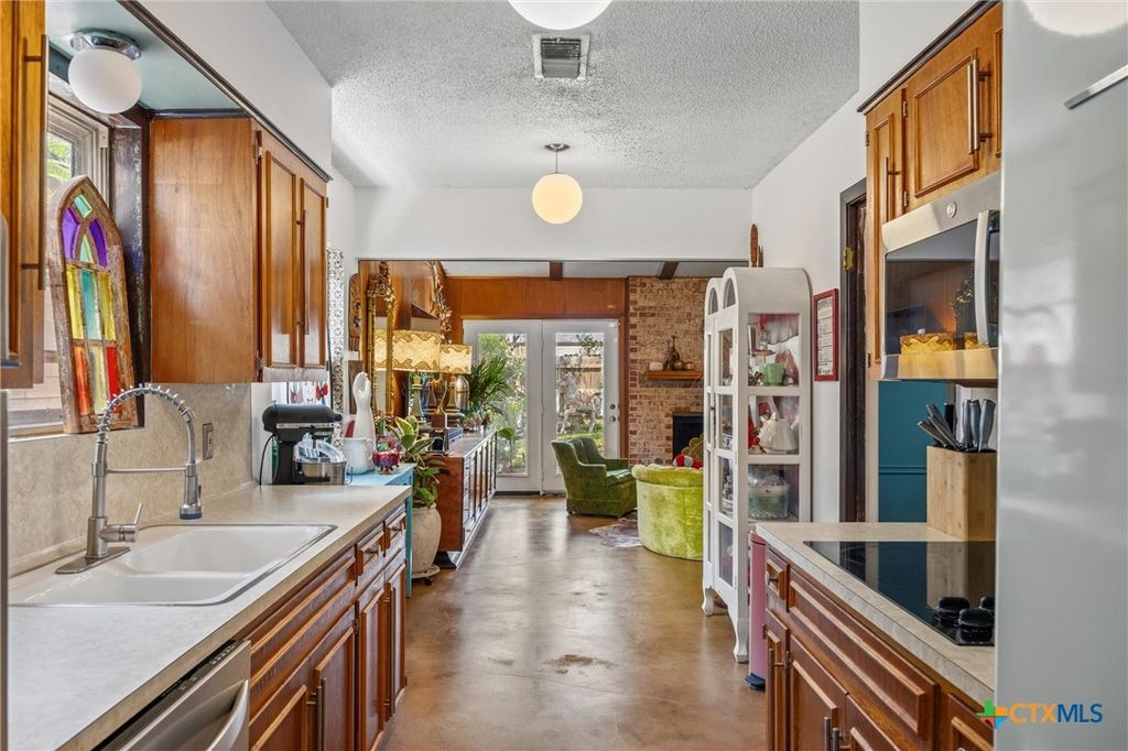 Image 21 of property listing at 3304 Whitepine Drive, Austin, TX 78757