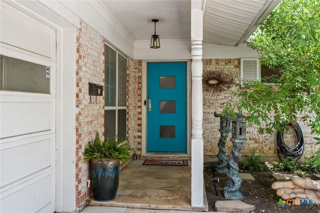Image 3 of property listing at 3304 Whitepine Drive, Austin, TX 78757