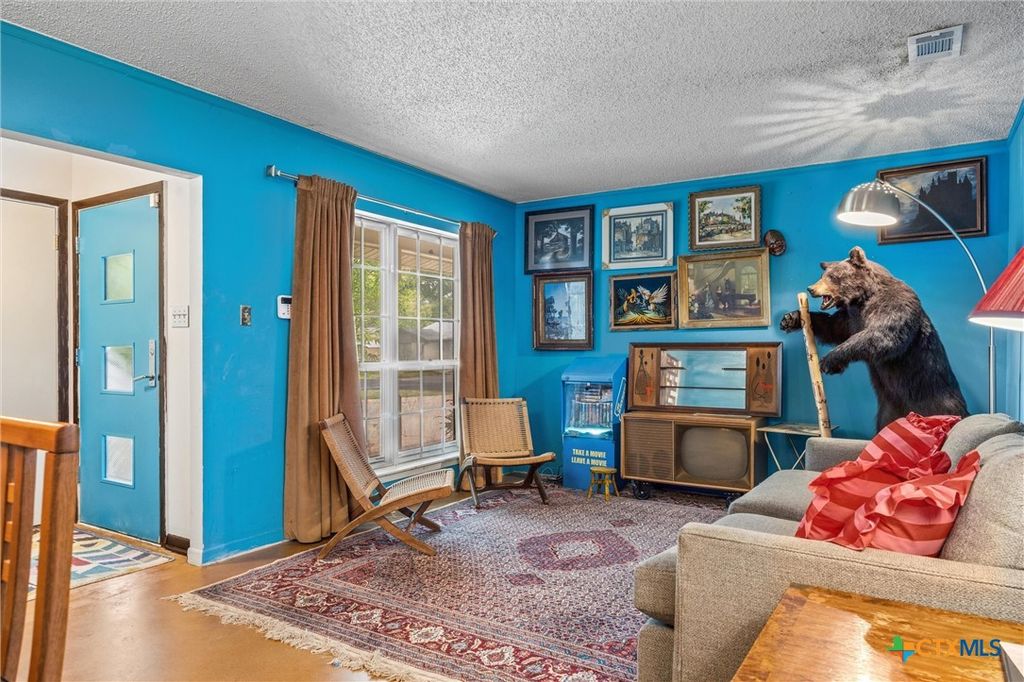 Image 6 of property listing at 3304 Whitepine Drive, Austin, TX 78757