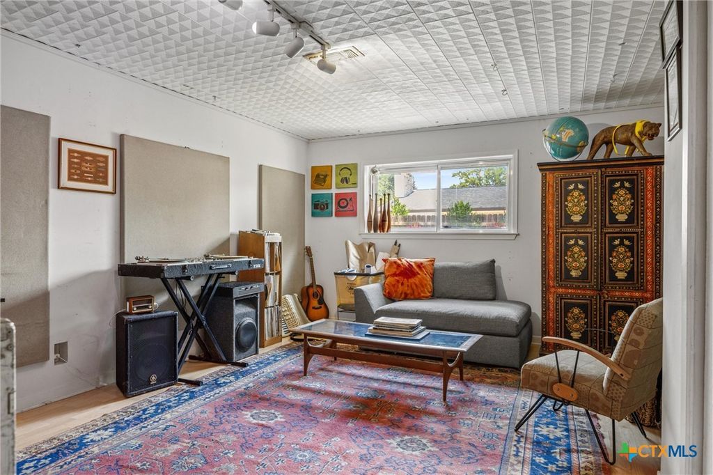 Image 7 of property listing at 3304 Whitepine Drive, Austin, TX 78757