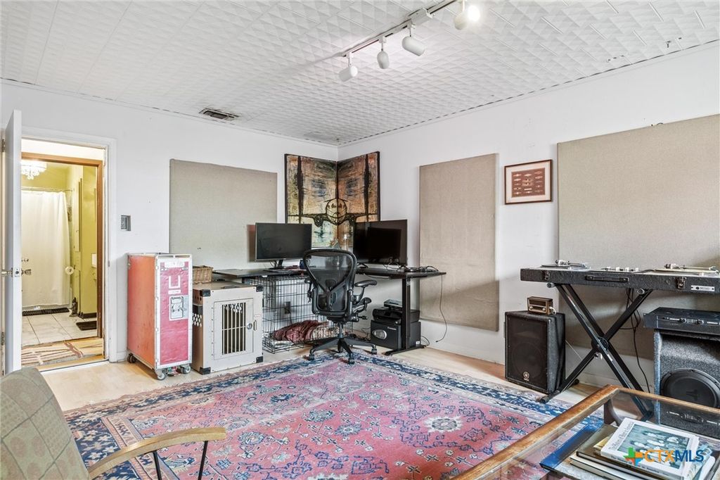 Image 8 of property listing at 3304 Whitepine Drive, Austin, TX 78757