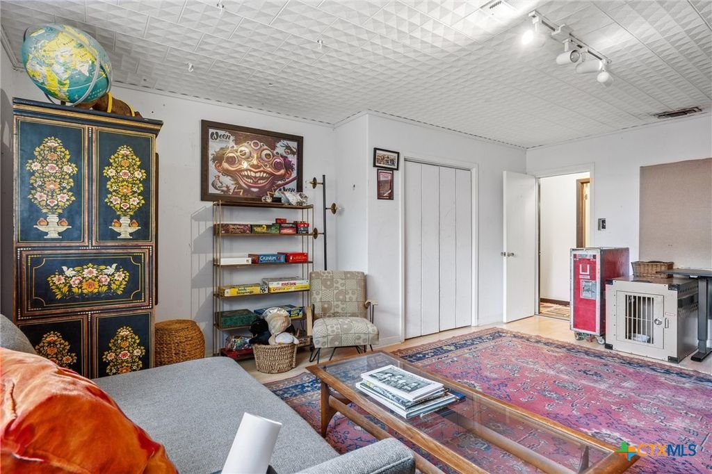 Image 9 of property listing at 3304 Whitepine Drive, Austin, TX 78757