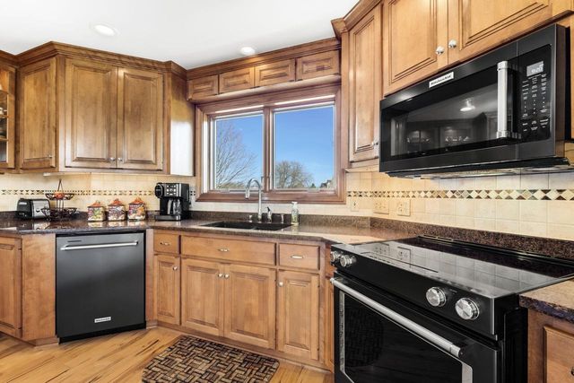 W316S8904 Laurens PARKWAY, Mukwonago, WI 53149