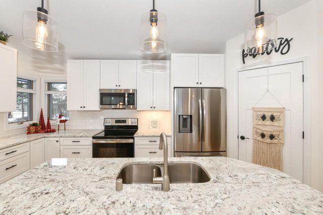 909 Bay View CIRCLE, Mukwonago, WI 53149