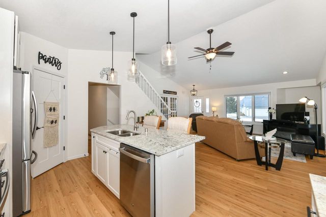 909 Bay View CIRCLE, Mukwonago, WI 53149