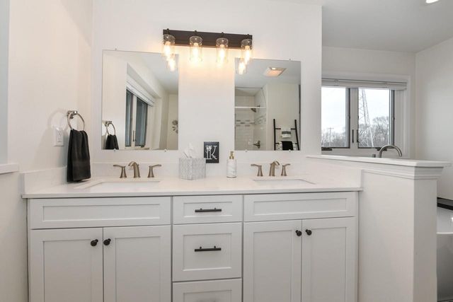 909 Bay View CIRCLE, Mukwonago, WI 53149