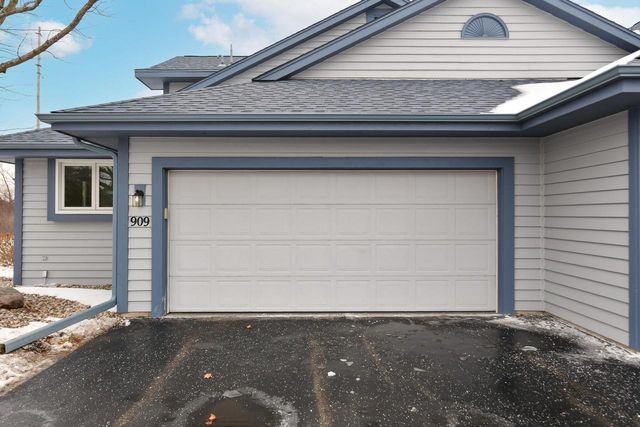 909 Bay View CIRCLE, Mukwonago, WI 53149