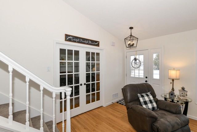 909 Bay View CIRCLE, Mukwonago, WI 53149