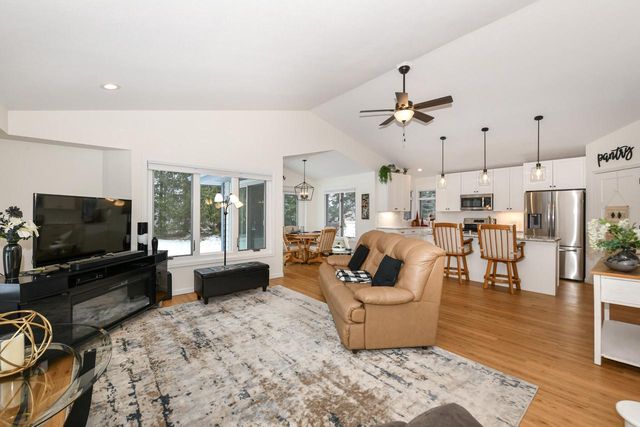 909 Bay View CIRCLE, Mukwonago, WI 53149