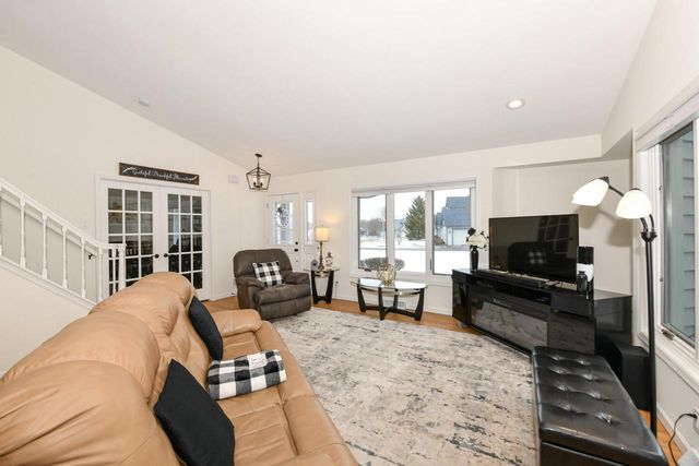 909 Bay View CIRCLE, Mukwonago, WI 53149