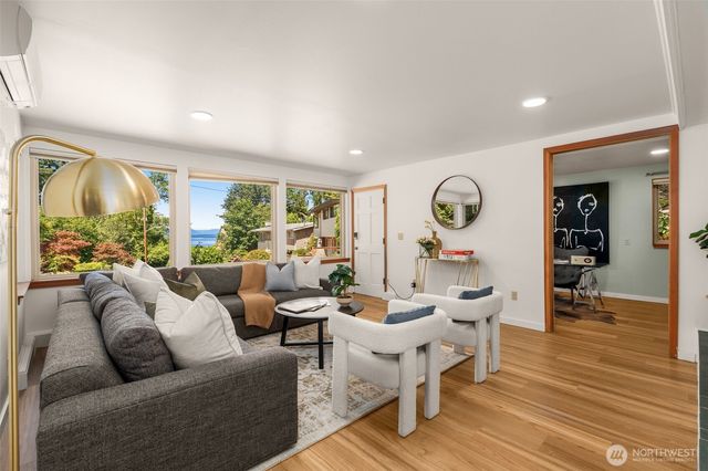 4000 SW Myrtle Street, Seattle, WA 98136