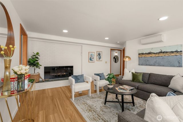 4000 SW Myrtle Street, Seattle, WA 98136