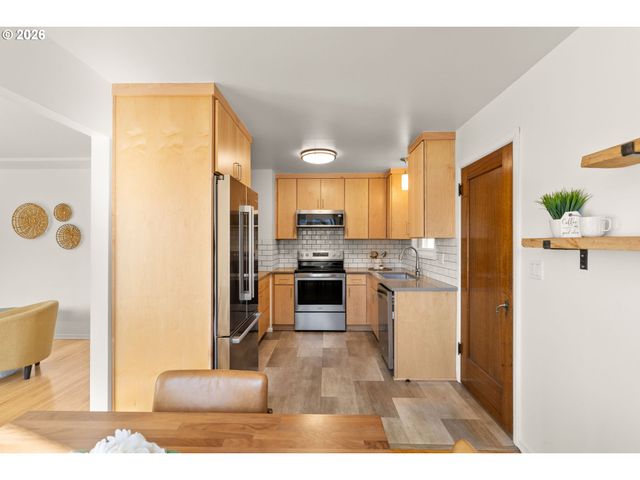 2015 Se BIDWELL St, Portland, OR 97202