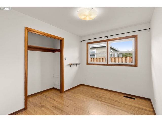 2015 Se BIDWELL St, Portland, OR 97202