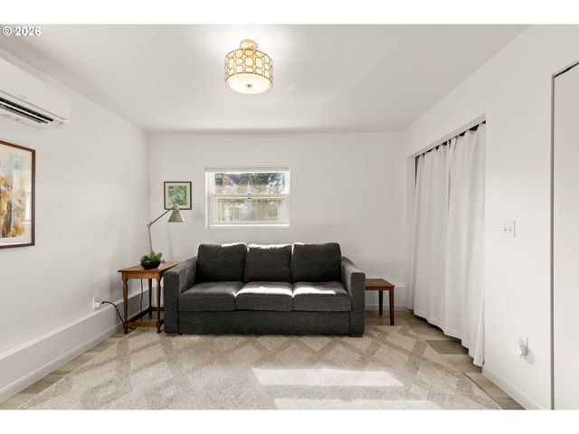 2015 Se BIDWELL St, Portland, OR 97202