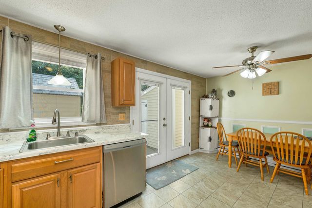 1035 S Mammoth Rd Apt 3, Manchester, NH 03109