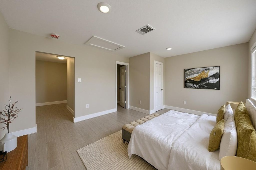 Image 10 of property listing at 8302 Tavenor Lane, Houston, TX 77075