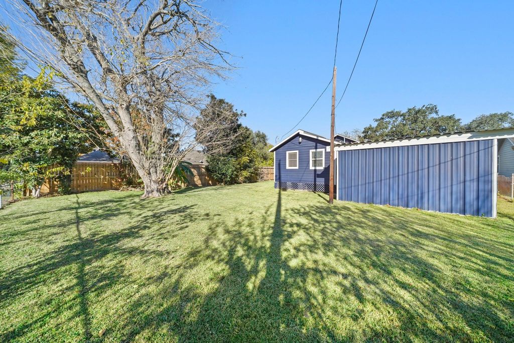 Image 19 of property listing at 8302 Tavenor Lane, Houston, TX 77075