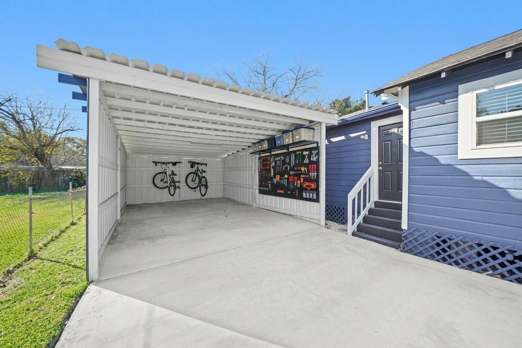 Image 20 of property listing at 8302 Tavenor Lane, Houston, TX 77075