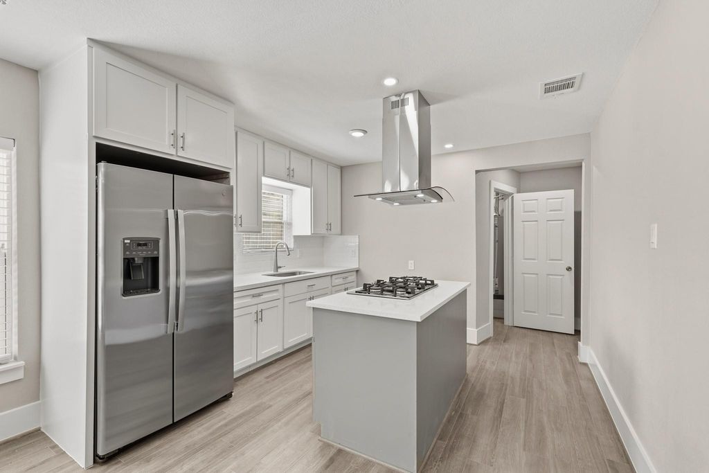 Image 25 of property listing at 8302 Tavenor Lane, Houston, TX 77075