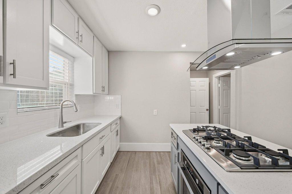 Image 27 of property listing at 8302 Tavenor Lane, Houston, TX 77075