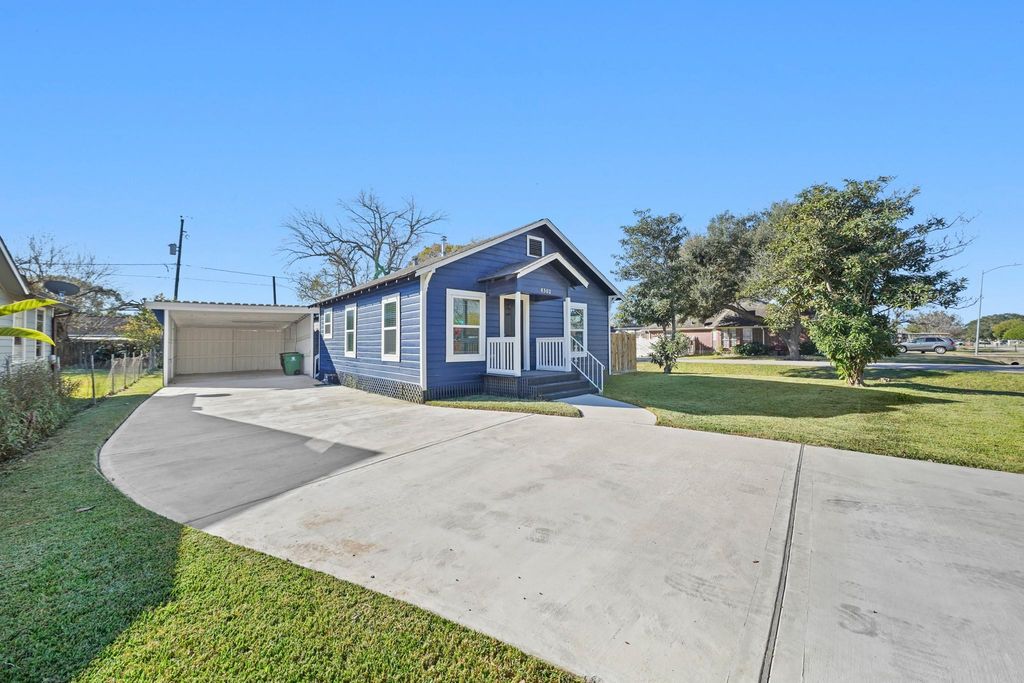 Image 3 of property listing at 8302 Tavenor Lane, Houston, TX 77075