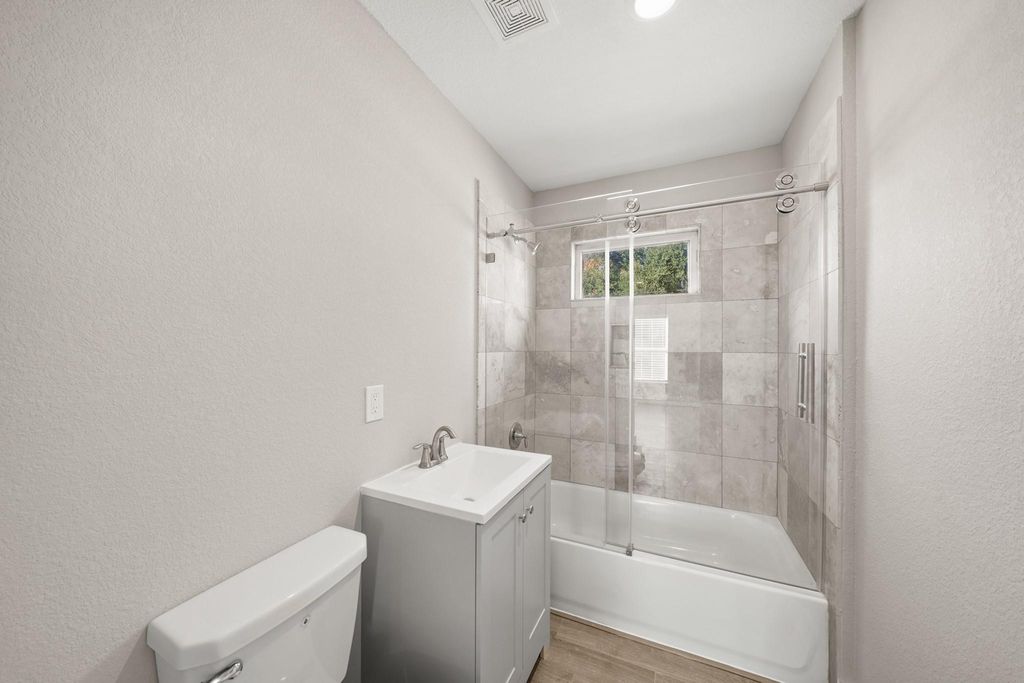 Image 34 of property listing at 8302 Tavenor Lane, Houston, TX 77075