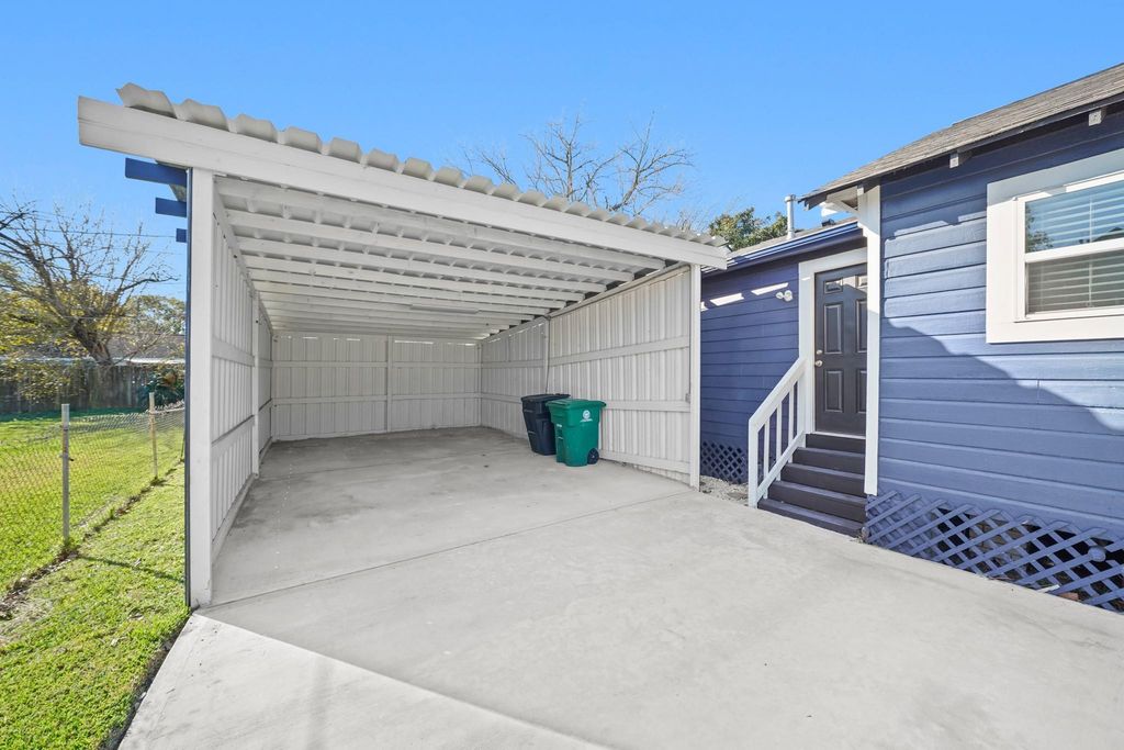 Image 36 of property listing at 8302 Tavenor Lane, Houston, TX 77075