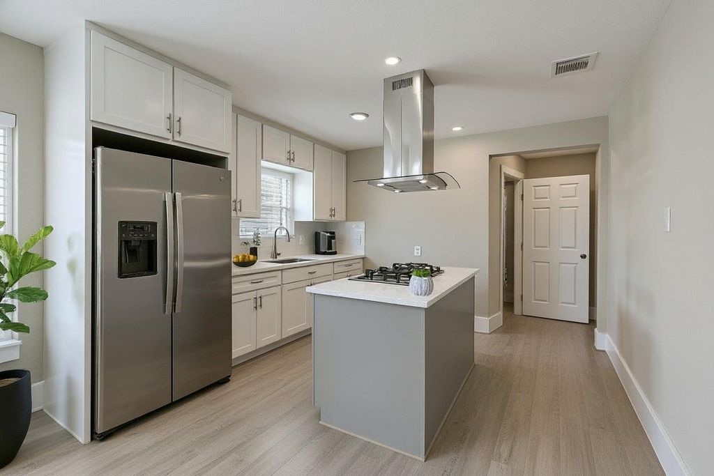 Image 4 of property listing at 8302 Tavenor Lane, Houston, TX 77075