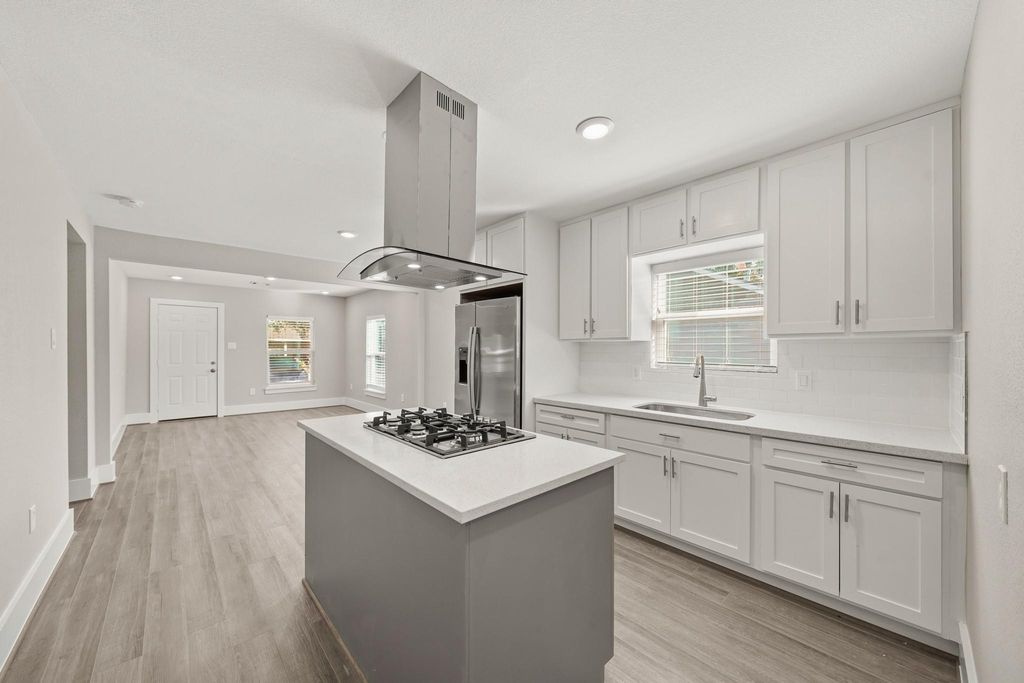 Image 5 of property listing at 8302 Tavenor Lane, Houston, TX 77075