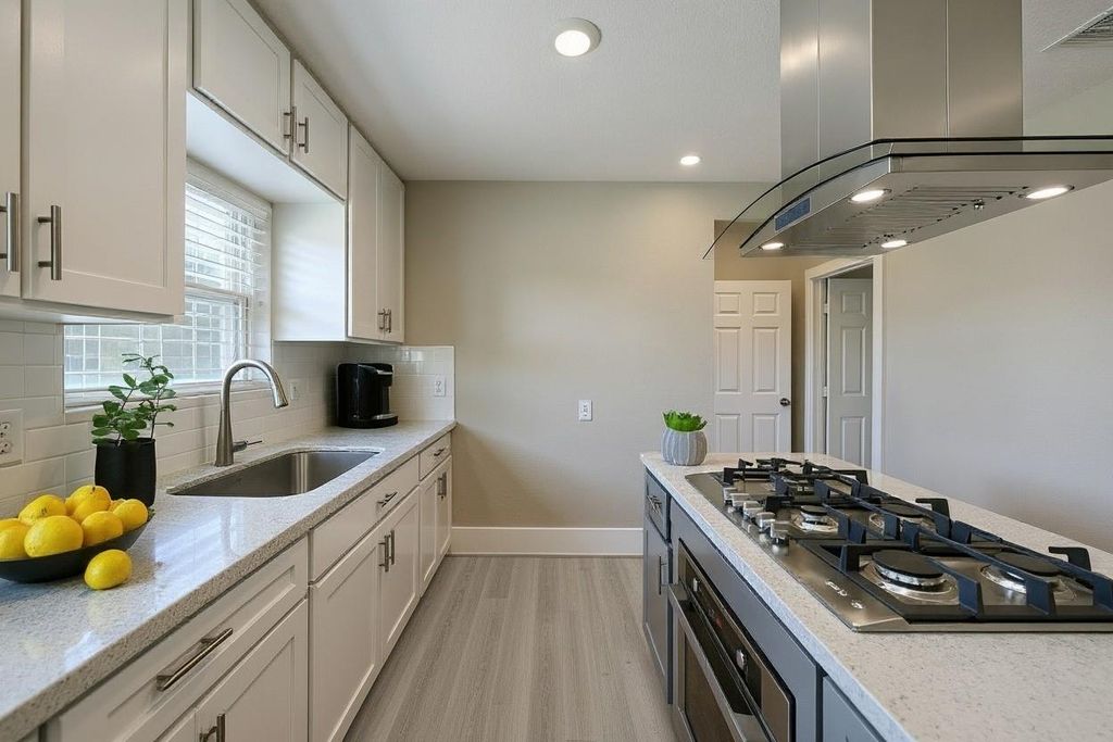 Image 6 of property listing at 8302 Tavenor Lane, Houston, TX 77075