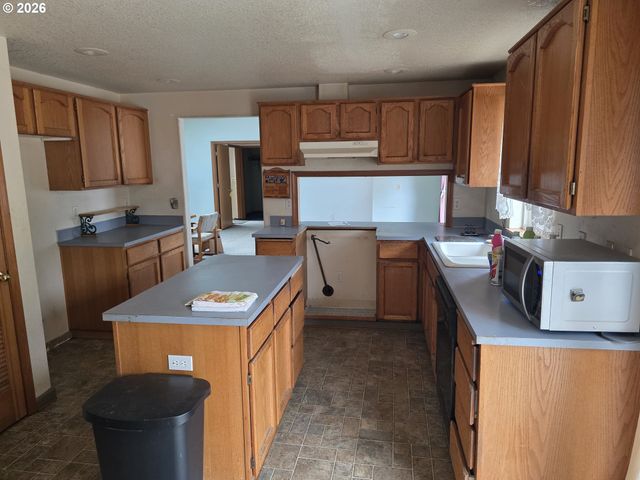 22 Se 136TH Ave, Portland, OR 97233