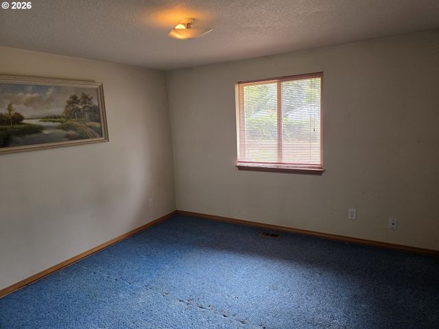 22 Se 136TH Ave, Portland, OR 97233
