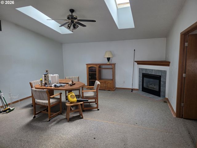 22 Se 136TH Ave, Portland, OR 97233