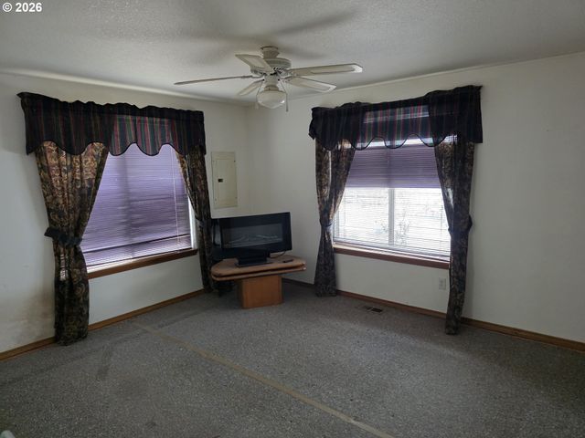 22 Se 136TH Ave, Portland, OR 97233