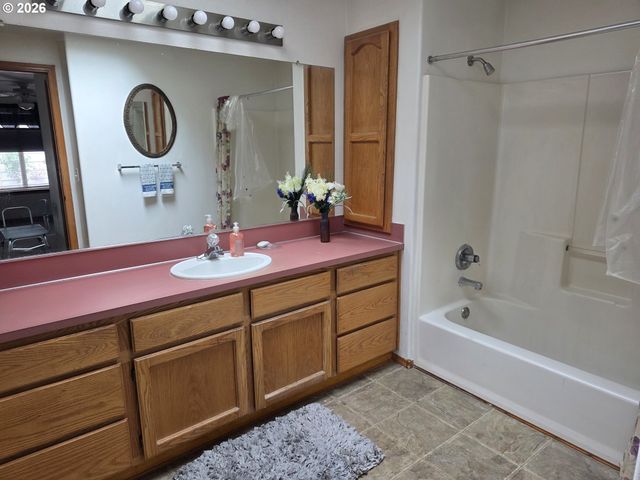 22 Se 136TH Ave, Portland, OR 97233