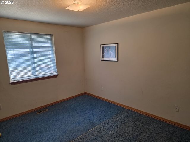 22 Se 136TH Ave, Portland, OR 97233