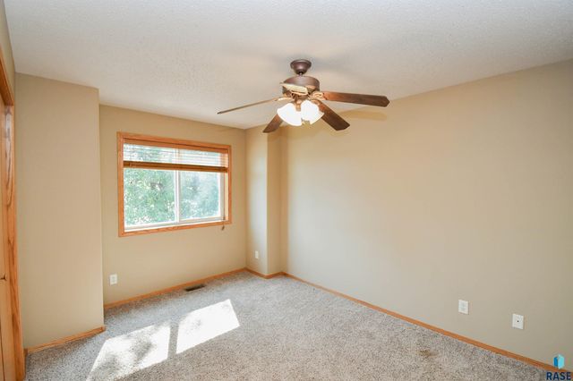 6115 S Aaron Ave Avenue, Sioux Falls, SD 57106
