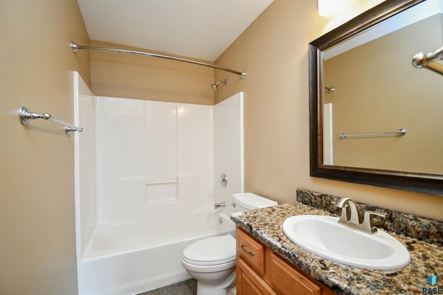 6115 S Aaron Ave Avenue, Sioux Falls, SD 57106