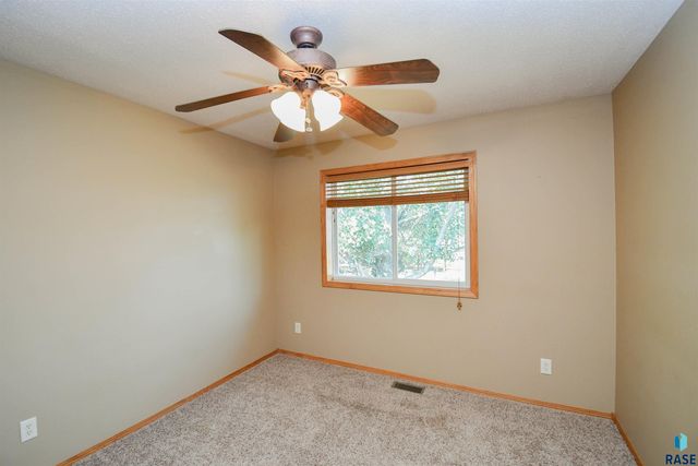 6115 S Aaron Ave Avenue, Sioux Falls, SD 57106