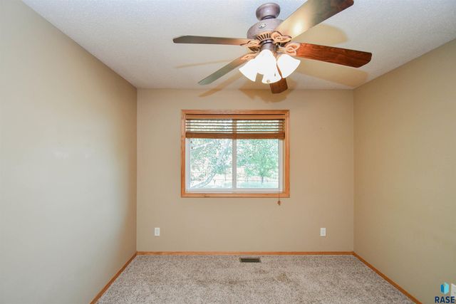 6115 S Aaron Ave Avenue, Sioux Falls, SD 57106
