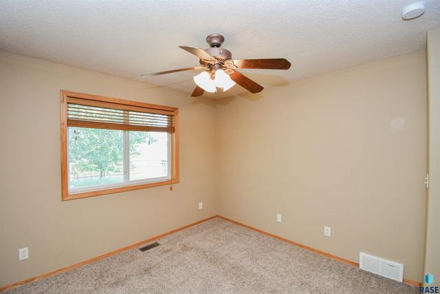 6115 S Aaron Ave Avenue, Sioux Falls, SD 57106