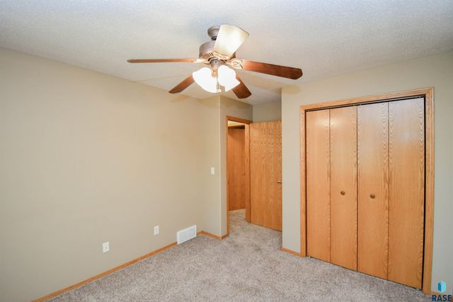 6115 S Aaron Ave Avenue, Sioux Falls, SD 57106