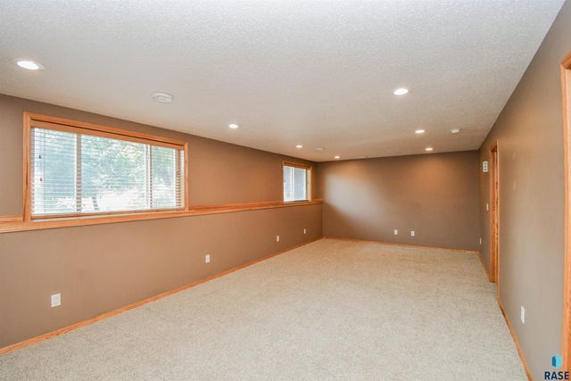 6115 S Aaron Ave Avenue, Sioux Falls, SD 57106