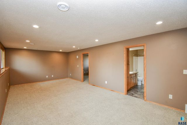 6115 S Aaron Ave Avenue, Sioux Falls, SD 57106