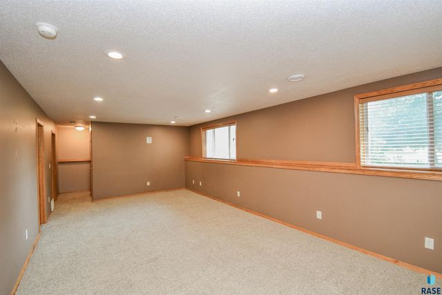 6115 S Aaron Ave Avenue, Sioux Falls, SD 57106