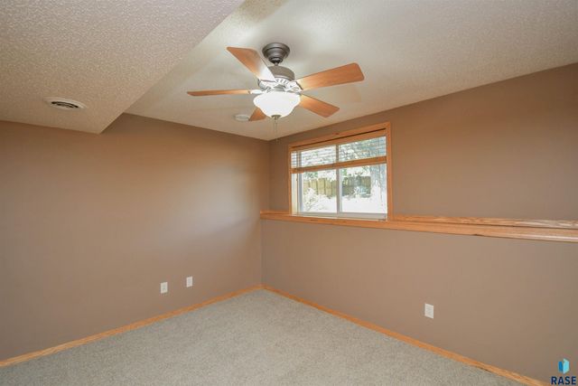 6115 S Aaron Ave Avenue, Sioux Falls, SD 57106